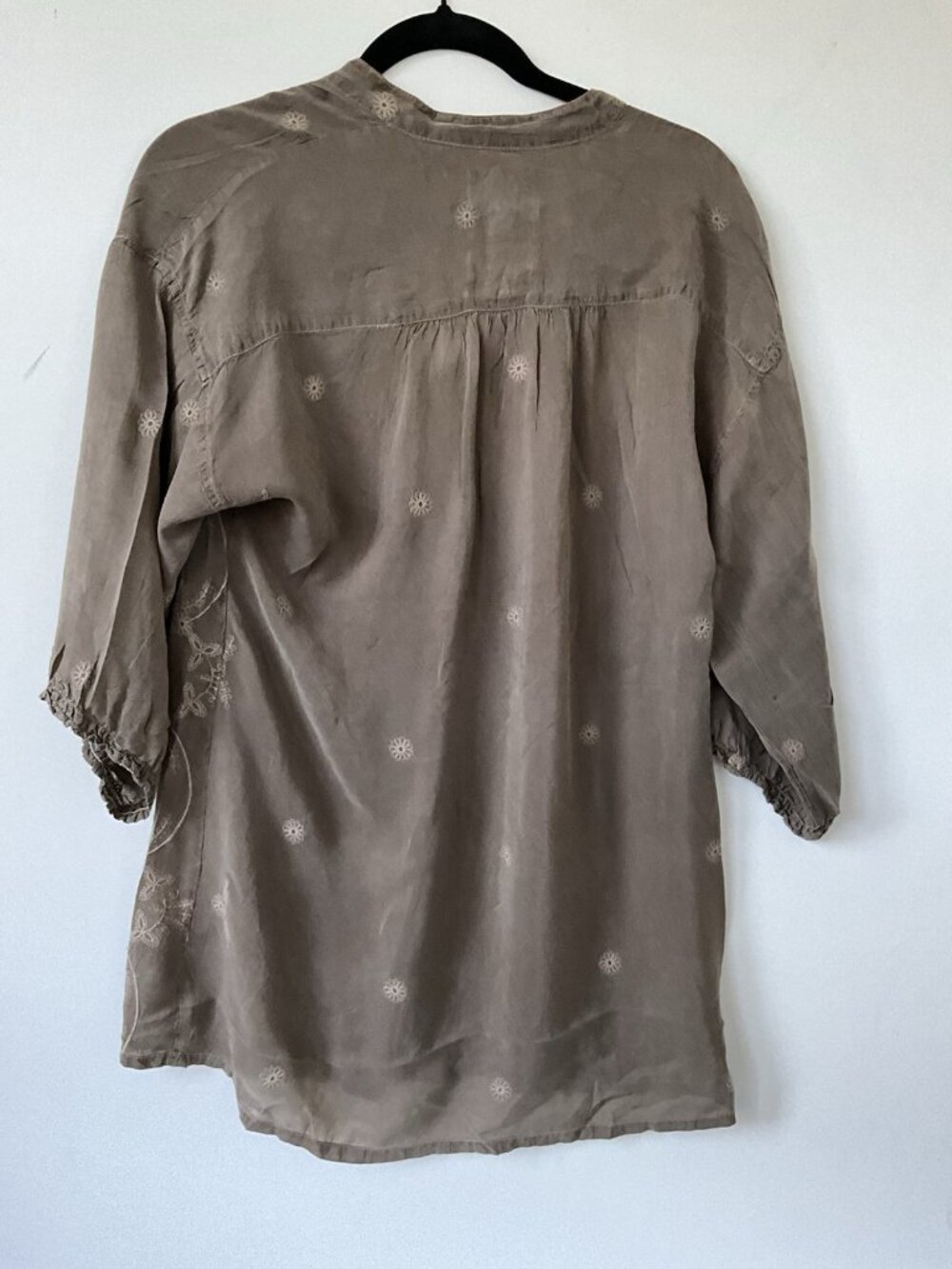 Johnny Was XS Taupe Embroidered Rayon Button Front Boho Tunic Blouse Rayon - Picture 3 of 8